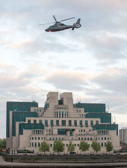 A Daniel Craig stunt double performs in a scene from the new James Bond film on the river Thames near Vauxhall, London James Bond Suit, Bond Spectre, Bond Suits, James Bond Spectre, New James Bond, Stunt Doubles, Best Bond, 007 James Bond, World Of Tomorrow