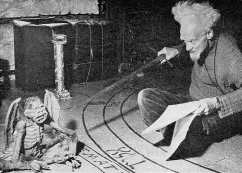 Dr Gerald Gardner Creepy Old Photos, Images Terrifiantes, Pet Lion, Creepy Photos, Creepy Pictures, Weird Pictures, Coven, Old Man, Old Photos