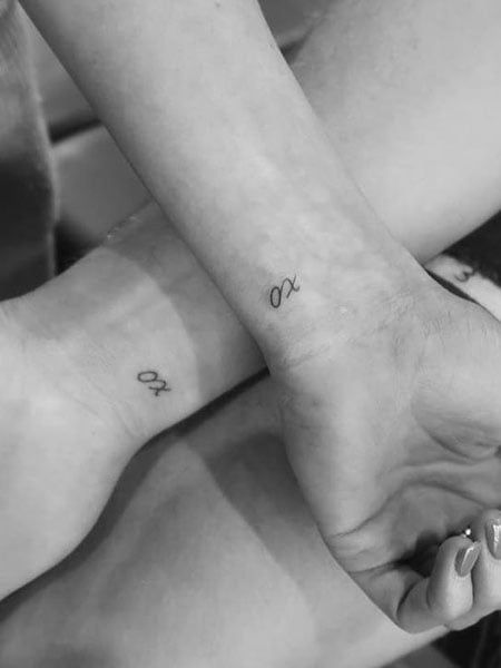 Matching Bff Tattoos, Sister Tattoo Ideas, Small Sister Tattoos, Maching Tattoos, Twin Tattoos, Dragons Tattoo, Matching Friend Tattoos, Cute Matching Tattoos, Small Matching Tattoos