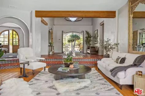 Renée Zellweger lists $6M northern LA home amid romance Modern Mediterranean Interior Design, Spanish Living Room, Minimal Living Room, Mediterranean Interior, Interior Design Per La Casa, Design Salon, Neutral Living Room, Design Del Prodotto, Design Living Room