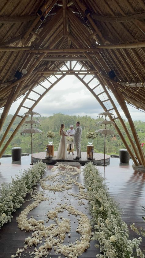 Wedding in Bali Intimate Wedding Indonesia, Uluwatu Wedding, Bali Wedding Ideas, Bali Elopement, Wedding Wildflowers, Lavender Wedding Theme, Wedding Bali, Bali Architecture, 10 Year Vow Renewal