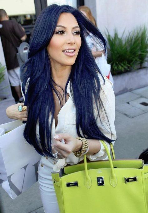 kim k......love the purse!! and its GREEN! Kim Kardashian Hair, Kardashian Hair, Blue Black Hair, Revlon Professional, Heart Place, Kim Kardashian Style, Kardashian Style, Hair Envy, Khloe Kardashian