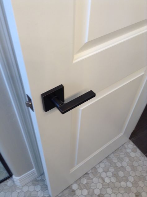 White Door With Black Handle, Black Door Handles On White Doors, Doors With Black Handles, Interior Door Styles, Interior Door Trim, Kitchen Decor Inspiration, Door Handles Interior, Black Door Handles, Doors Interior Modern