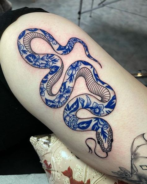 Porcelain Snake Tattoo, Old School Snake Tattoo, Porcelain Tattoo, Blue China Patterns, Stained Glass Tattoo, Tattoos Inspo, Snake Tattoo, Aesthetic Rooms, School Tattoo