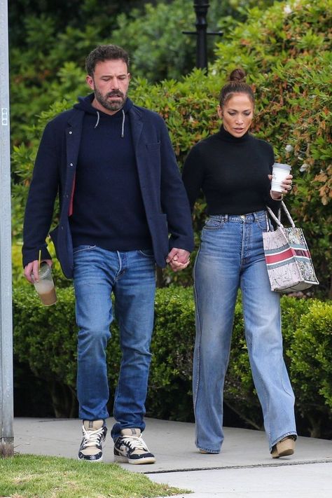 Jlo Casual Outfits, Casual Outfits Street Style, Ripped Jeans Style, Winter Coat Outfits, Pants Women Fashion, May 2023, Ben Affleck, Coat Outfits, Estilo Boho