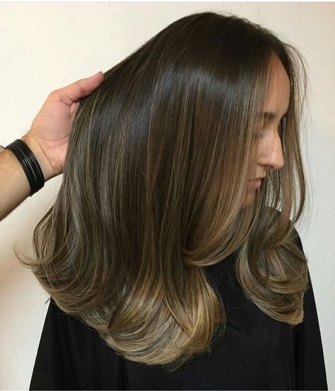 Partial Baylage For Dark Hair, Curly Balayage Hair, Golden Highlights Brown Hair, Hair Color For Brown Skin, Hair Tail, Brunette Hair With Highlights, Brown Hair With Blonde Highlights, Brown Hair Balayage, Short Hair Color