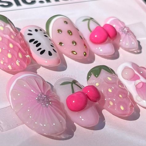 I wanted to practice some more 3D nails so I made these cuties! I can think of a few things I'd tweak here and there but overall they're so cute! This is why I love making little practice sets for myself, so that when it comes time to make yours, I've gotten the trial and error out of the way 🤗🍓🍒✨💖 • Inspo @amys.clients • All @risslc.nails sets are completely customizable, DM me to get your order started 🤗💖💅🏽✨ • • • #fruitnails #3dnails #strawberrynails #watermelonnails #cherrynails #dragonfr... Uñas Aesthetic, Nails Sets, Berry Nails, Food Nails, Candy Nails, Watermelon Nails, Cherry Nails, Trial And Error, Kawaii Nails