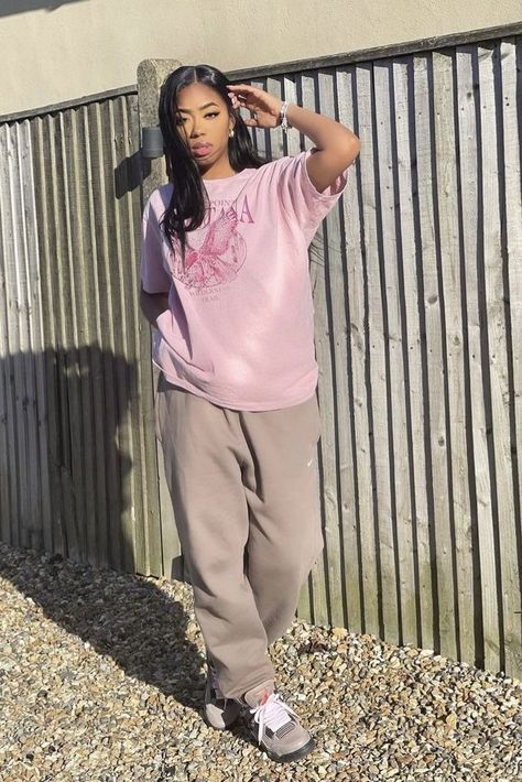 Pink Sweatpants Outfit, Heaven Book, Clean Fits, Earthy Outfits, Sweatpants Outfit, Pink Sweatpants, Tomboy Style Outfits, Fashionable Outfits, Chill Outfits