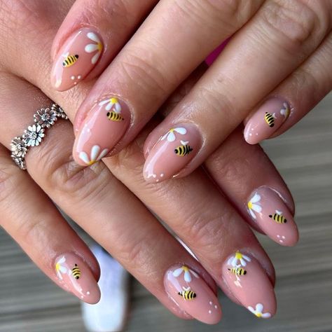 Jess ✿ Manchester Nails on Instagram: "Spring Bees 🐝 The perfect set for 1st March 🌼 Tier 2 Gels for @alyshajessica 🤍 • • • #springnails #springtimenails #summernails #cutenails #beenails #daisynails #manchesternails #gelnails #gelmanicure #buildergelnails #thegelbottleinc #nails💅#manchestergelnails #manchesternailtech #nailsofinstagram #nails #nailsoftheweek #nailsoftheday #nailsnailsnails #nailart #naildesign #nailartinspo #nailinspo #nailstagram #gelpolish #gelnailsdesign #nailinspo #gel Nails In Gold, Nail Ideas Simple, Bumble Bee Nails, Simple Nail Ideas, Neutral Nail Designs, Bee Nails, Builder Gel Nails, Bee Hives, Short Coffin