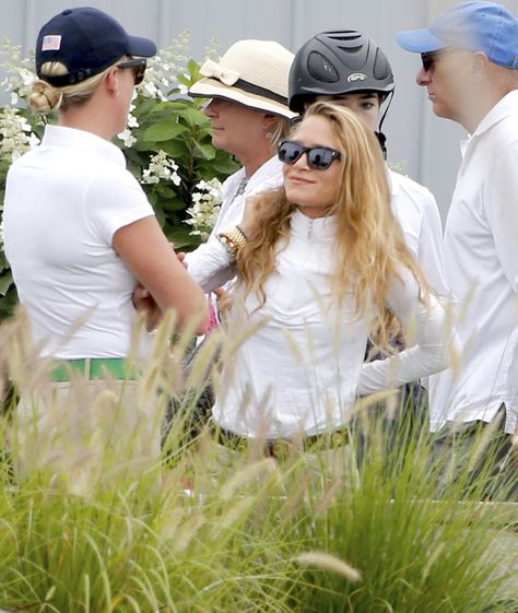 Mary-Kate Olsen Shows Off Her Wedding Ring While Riding a Horse in the Hamptons Unique Wedding Rings For Women, Her Wedding Ring, Olsen Sister, Unique Wedding Rings, Riding A Horse, Kate Olsen, Olsen Twins, Mary Kate Olsen, Horse Show