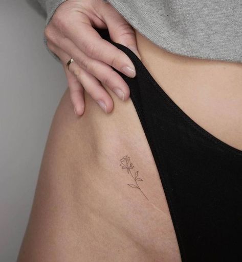 Small Tattoos On Hips For Women, Flower Hip Tattoos Small, Hip Flower Tattoo, Hips Tattoo, Herz Tattoo Klein, Small Flower Tattoo, Zwilling Tattoo, Wellen Tattoo, Tattoo 2024