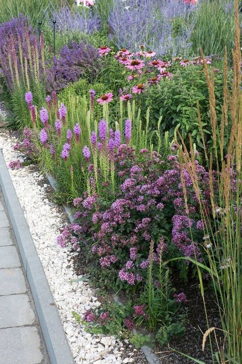 Moderne Have, Back Garden Design, Fall Garden Vegetables, Cottage Garden Design, Recycled Garden, Have Inspiration, Garden Backyard, Outdoor Gardens Design, Garden Landscape Design