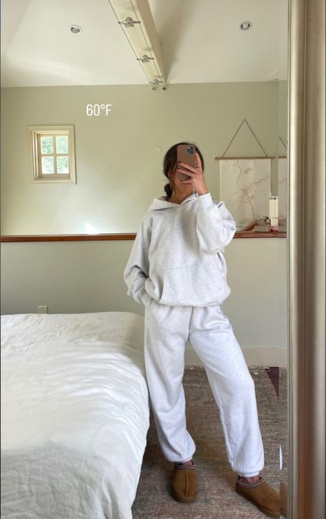 White Sweat Set Outfit, Casual Outfit Sweatpants, Put Together Lounge Wear, Sets Outfit 2 Piece Winter, Sweatpants Set Aesthetic, Sweats Set Aesthetic, Cute Cozy Winter Outfits Comfy, Cozy Class Outfits, Lazy College Outfit Winter