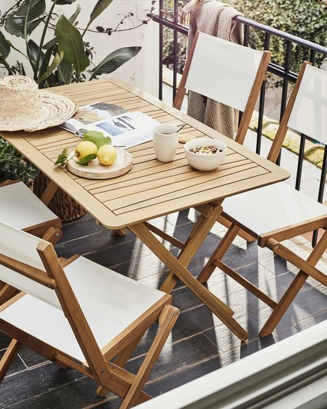 Du salon au balcon, Eva et Mathéo ont fait le choix des matières qui invitent la lumière. Acacia huilé et tissu blanc se complètent et donnent à voir un havre de paix au coeur de la ville. Carlo - Table de jardin pliante en acacia huilé Lavisa - Chaise de jardin pliante en acacia huilé et tissu Front Garden, Table Design, Sweet Home, New Homes, Design