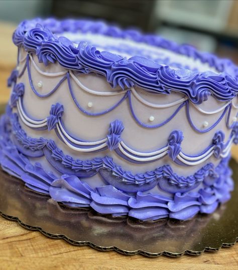 Purple queen!! Cute & glittery design💜the perfect cake. #messageme #vintagecakes #purplevintagepiping #vintagepiping #purplebirthdaycake #purplecake #glittery #glitterycakes Purple Cakes Birthday, Purple Queen, Purple Cakes, Perfect Cake, Vintage Cake, Queen, Cake, Purple, Quick Saves