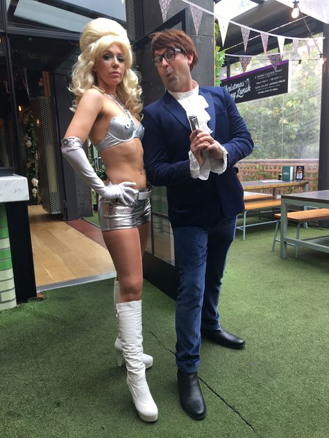 When I dressed up as a silver fembot from Austin powers. I love 60s beauty so much! Austin Powers Party Decorations, Austin Powers Couples Costume, Austin Powers Party, Fembot Austin Powers, Austin Powers Girls, 70s Costumes, 60s Beauty, Austin Powers Costume, Iconic Duos