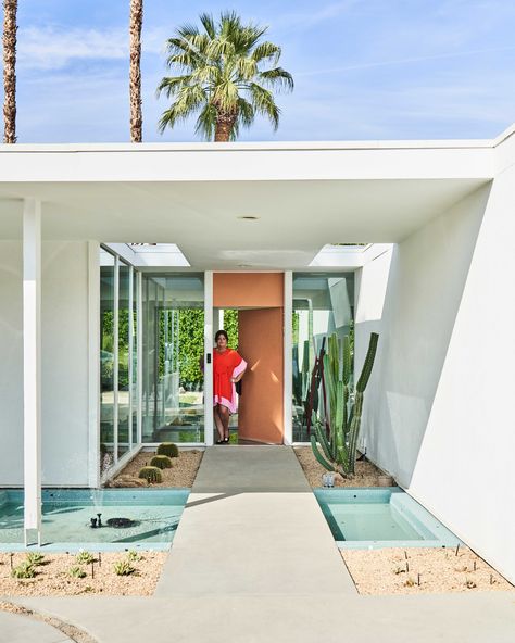 Back to the Future: Starting a New Life in a Vintage Mid-Century Home – Sunset Magazine Palm Spring Interiors Mid Century Modern, Florida Mid Century Modern Home, Mid Century Modern Front Porch, Midcentury House Exterior, Mid Century House Exterior, Mid Century Homes, Mid Century Modern Palm Springs, Palm Springs Interior, Mid Century Modern Outdoor