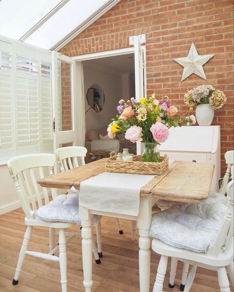 Conservatory Decor Dining Room, Small Conservatory Dining Table, Conservatory Ideas Interior Inspiration, Dining Room Conservatory Ideas, Small Conservatory Dining Room Ideas, Conservatory Wall Ideas, Dining Table In Conservatory, Conservatory Dining Table, Dining Room In Conservatory