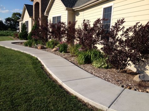 Curved sidewalk and flower bed. Helps give a softer feel to an otherwise long straight sidewalk. Sidewalk Flower Bed, Curved Sidewalk, Chalk Art Sidewalk, Landscape Art Drawing, Sidewalk Chalk Art Ideas, Minimalist Home Decor Ideas, Chalk Art Ideas, Drawing Home, Concrete Walkway