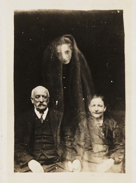 Vintage Bizarre, Spirit Photography, Vintage Halloween Photos, Creepy Vintage, Famous Pictures, Image Paper, Ghost Pictures, Ghost Photos, Photo Editing Techniques