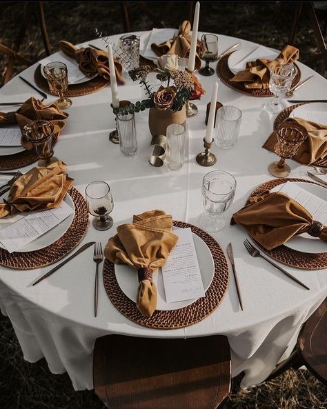 Bronze Table Setting, Brown Decorations Party Table, Brown Charger Plates Table Settings, Brown And White Table Setting, Boho Glam Table Setting, Boho Wedding Table Decorations Reception Ideas, Gold Charger Plates Wedding Boho, Boho Plate Setting Wedding, Boho Wedding Plates