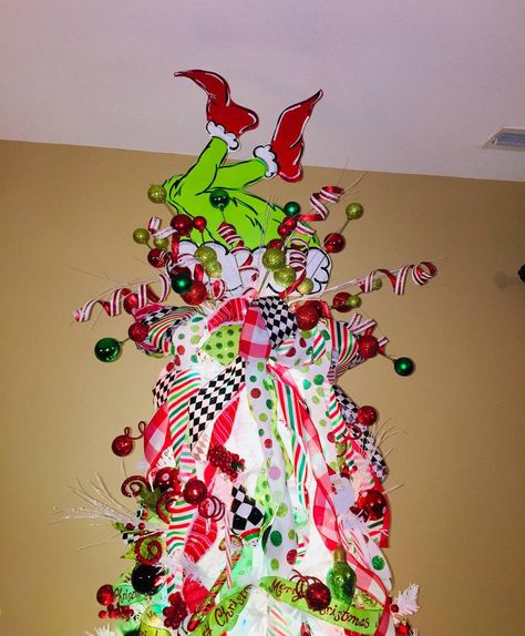 grinch tree topper - Decoist Unusual Christmas Tree Toppers, Grinch Christmas Tree Topper, Unusual Christmas Trees, Tree Props, Grinch Wreath, Hanger Christmas, Grinch Trees, Grinch Christmas Tree, Christmas Tree Topper Bow