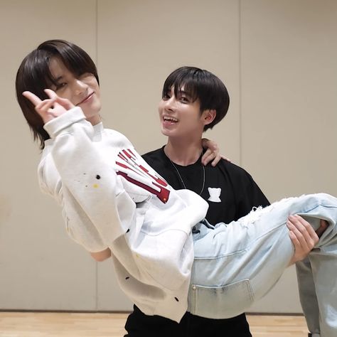 Txt Taehyun And Beomgyu, Beomgyu X Taehyun, Taehyun And Beomgyu, Beomgyu And Taehyun, Taegyu Txt, Definition Of Cute, Friendship Pics, Taehyun Beomgyu, Taehyun Lq