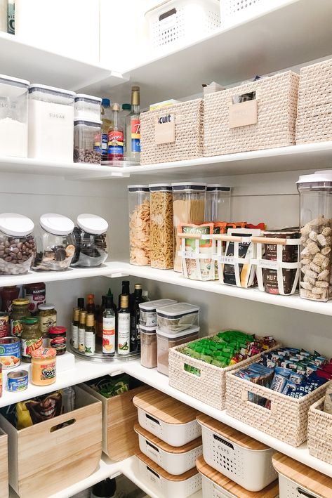 Pantry Bins, Pantry Inspiration, Pantry Bin, Pantry Organisation, Corner Pantry, House Organisation, Home Organizer, Kitchen Organization Pantry, Kitchen Organisation