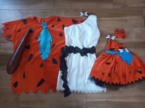 Tal familia Flintstones Look Menina - Vestido Tema Pedrita Acompanha ossinhos bordados com pedrarias e acessório cabelo. Look papai - camisetao com gravata Look Mamãe- Vestido Vilma, acompanha cinto e acessório cabelo temos algumas peças pronta entrega, verifique com o vendedor se ... Baby Birthday Party Theme, 2nd Birthday Party Themes, Baby Birthday Party, First Halloween, Party Design, Baby Birthday, Family Shirts, Birthday Theme, Kids Wear