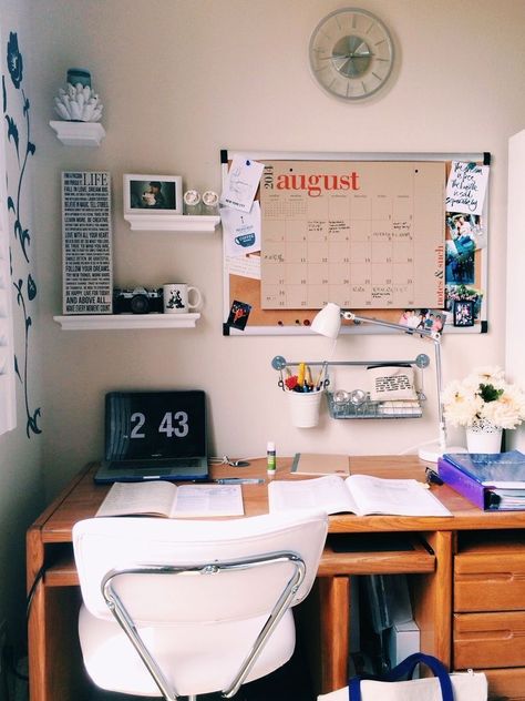 Classy Dorm Room, Dorm Room Organization Ideas, Dorm Room Desk, Beautiful Dorm Room, Room Organization Ideas, Dorm Desk, College Dorm Desk, Dorm Inspiration, Dorm Diy