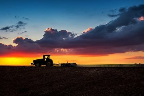 Tractor Photography, John Deere Tractors Pictures, John Deere Tractors Farms, Landscape Silhouette, Horse Riding Aesthetic, Country Sunset, Country Backgrounds, Tractor Pictures, Farm Photography