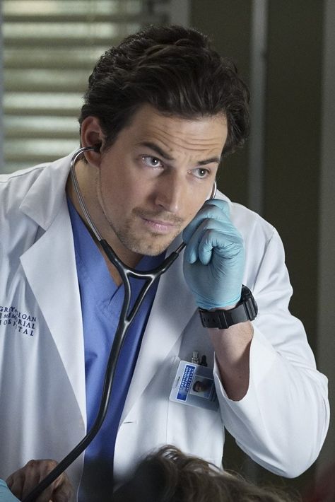 On Grey’s Anatomy Season 13 Episode 14, Alex returns to work to find that a lot has changed. Here’s a preview of “Back Where You Belong.” Netflix Actors, Greys Anatomy Alex, Greys Anatomy Men, Andrew Deluca, Giacomo Gianniotti, Grey's Anatomy Doctors, Owen Hunt, Alex Karev, Jackson Avery