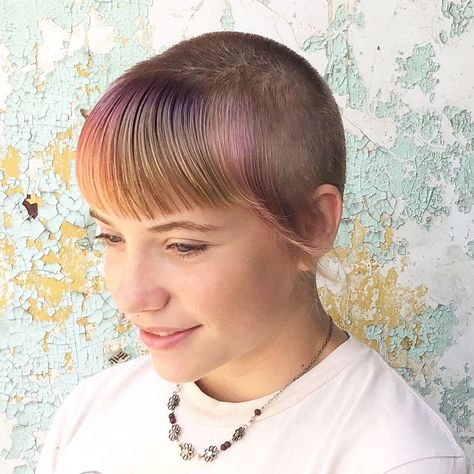 young woman with chelsea haircut / buzzcut with long bangs Chelsea Mohawk, Bangs Mullet, Chelsea Haircut, Nice Haircuts, Mullet Shag, Crew Cut Haircut, Buzzed Hair Women, Buzz Haircut, Alternative Haircuts