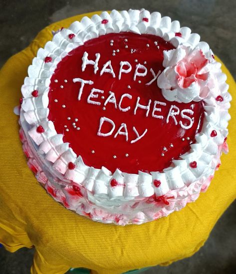 Teacher Cake Topper Printable, Teachers Day Cake, Teachers Day Special, Teacher Cakes, Birthday Cake Topper Printable, Cake Decorating Designs, Happy Teachers Day, Teachers Day, Paper Flower Tutorial