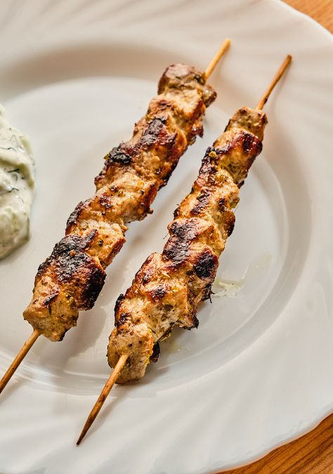 Pork Souvlaki Oven, Pork Souvlaki, Greek Dinner, Greek Recipe, Bacon Wrapped Shrimp, Shrimp Appetizers, Elegant Appetizers, Grill Oven, Marinated Pork