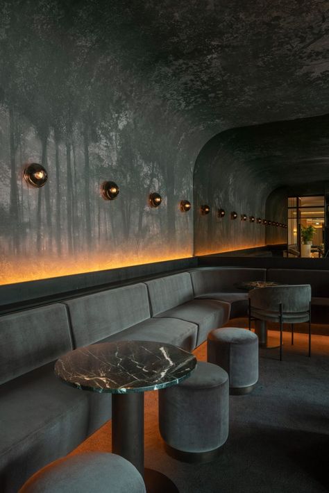 Montreal interior design studio Atelier Zébulon Perron has created drinking and eating spaces at the city's Four Seasons hotel with curving banquettes, terrazzo floors and varying greyscale palettes. The restaurant, lounge and bar at the Four Season Hotel Montreal feature a juxtaposition of dark and pale grey tones, united together with plush and stark surfaces, glass and curving details. Salas Lounge, Architecture Restaurant, Glass Building, Hotel Lounge, Bar Interior Design, Office Lounge, Beach Lounge, 카페 인테리어 디자인, Bar Interior