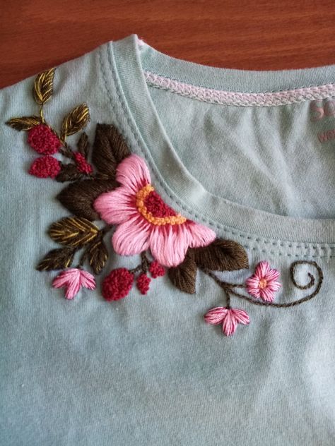 Embroidery|flat embroidery on T-shirts Floral Embroidery Tshirt, Knitting Embroidery Pattern, Embroidery Designs For T Shirts, Hand Embroidery Tshirt Ideas, Embroidery T Shirt Ideas, Embroidery Designs On Tshirt, Round Embroidery Design, T Shirt Embroidery Diy, Embroidery Shirts For Women