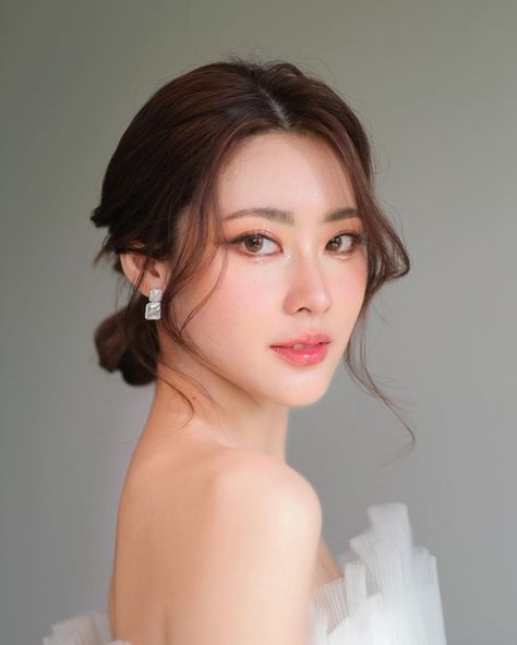 The Essential Guide to Korean Bridal Makeup Trend With Flawless Looks Bride Makeup Asian Natural, Bridal Hair Korean Style, Makeup Bridal Wedding, Korean Makeup Bridal, Bride Makeup Korean, Bridal Makeup Light Natural Looks, Japanese Bridal Makeup, Natural Glam Bridal Makeup Asian, Asian Bride Hairstyle