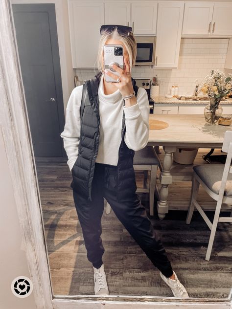 White Sneaker Athleisure Outfit, Lululemon Athleisure, Lulu Vest Outfit, Athleisure Jogger Outfit, Joggers And Vest Outfit, Lululemon Vest Outfit, Athletic Joggers Outfit Women, Lulu Joggers Outfit, Lululemon Joggers Outfit