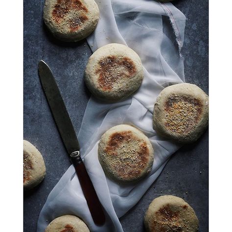 Homemade Buttermilk English Muffins via @feedfeed on https://thefeedfeed.com/weekday-breakfast/xlbcr/homemade-buttermilk-english-muffins Buttermilk Sourdough, English Muffins Recipe, Sausage Egg Muffins, Sourdough English Muffins, English Muffin Recipes, Homemade English Muffins, Weekday Breakfast, Homemade Buttermilk, Big Breakfast