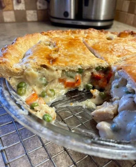 WEIGHT WATCHERS CHICKEN POT PIE - All Recipes Club Vegan Chicken Pot Pie, Skillet Chicken Pot Pie, Vegan Pot Pie, Vegan Pot Pies, Pot Pie Casserole, Chicken Pot Pie Casserole, Pot Pies Recipes, Chicken Pot Pie Recipes, Skillet Chicken