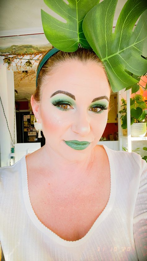 Halloween Plant Costume, Plant Lady Costume Women, Crazy Plant Lady Costume, Plant Costume Women, Plant Halloween Costumes, Plant Lady Costume, Plant Costume, Cactus Makeup, Green Makeup Look