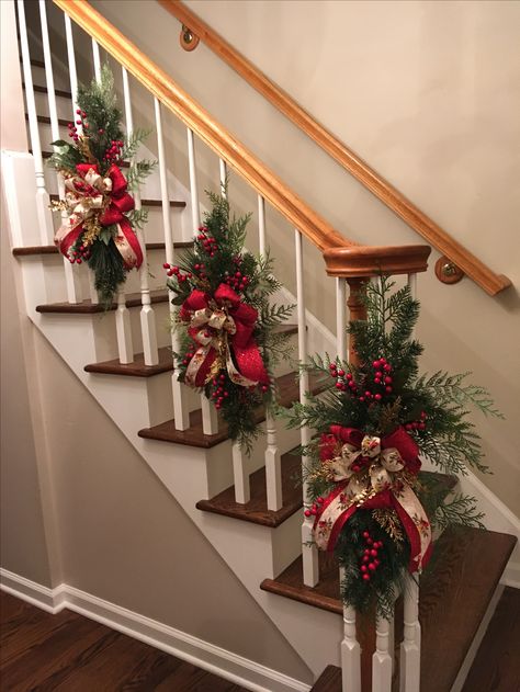 Christmas staircase swags Christmas Banister, Christmas Stairs Decorations, Christmas Staircase Decor, Christmas Stairs, Christmas Staircase, Beautiful Christmas Decorations, Simple Christmas Decor, Gold Christmas Decorations, Stair Decor