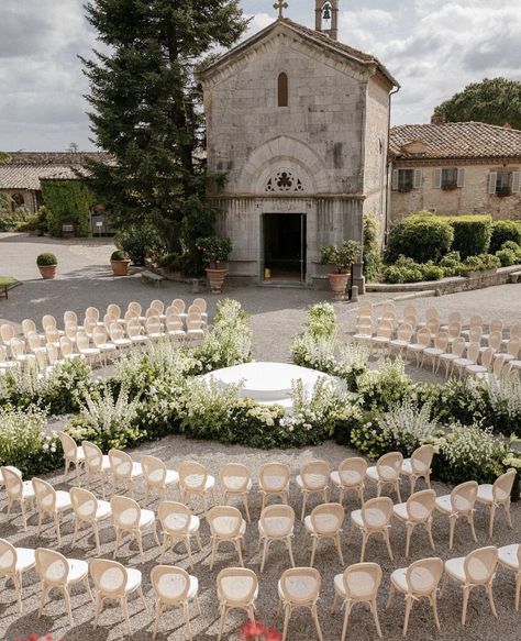 Circular Ceremony, Wedding Ceremony Setup, Wedding Ceremony Seating, Wedding Chuppah, Wedding Ceremony Ideas, Ceremony Seating, Tuscany Wedding, Wedding Aisle, Outdoor Wedding Ceremony