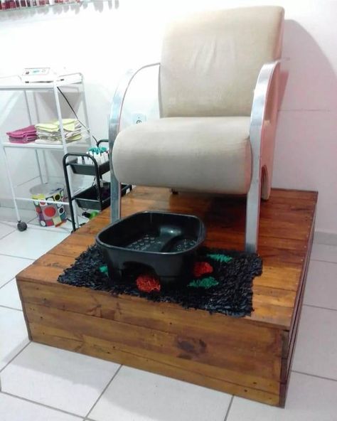 Diy Pedicure Station Platform, Pedicure Platform Station, Pedicure Platform Diy, Nail Area Ideas, Pedicure Station Designs, Pedicure Set Up Ideas, Diy Pedicure Station, Pedicure Chair Ideas, Studio Manicure