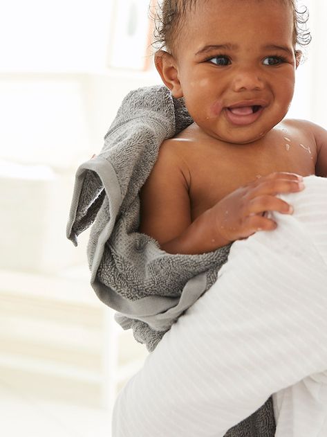 Just because it's cold outside, doesn't mean you have to miss bathtime with your tot. Check out our new blog post for tips to keep your little one cozy and warm during the winter months. Coffee Maker Cleaning, Toddler Organization, Feeding Toddlers, Baby Bath Tub, Baby Bath Time, Baby Shampoo, How To Give, It's Cold Outside, Baby Organization