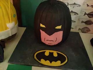 Cool pumpkin Batman Pumpkin, Cute Painted Pumpkin Ideas, Pumpkin Painting Party, Batman Halloween, Creative Pumpkin Painting, Great Costume Ideas, Character Pumpkins, Halloween Pumpkins Painted, Creative Pumpkins