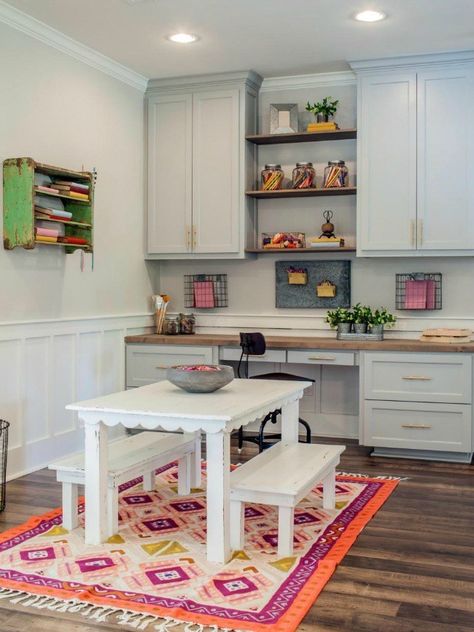 This craft room and office space is cute and functional - organization is key! HGTV Contemporary Update, 20 Best Fixer Upper Rooms Fixer Upper Designs, Bedroom Minimalist, Home Office Table, Ideas Hogar, Chip And Joanna Gaines, Craft Room Office, Magnolia Homes, Craft Room Organization, Joanna Gaines