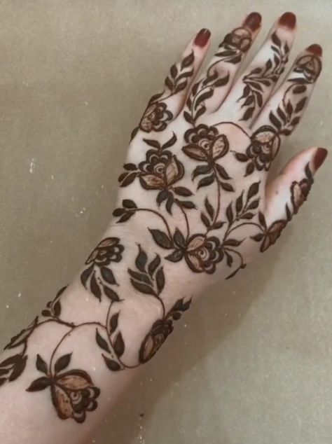 Flolar Design Mehendi, Khafif Mehndi Designs Dubai, Khafif Mehndi Design, Floral Henna Designs, Very Simple Mehndi Designs, Simple Mehndi Designs Fingers, Engagement Mehndi Designs, Stylish Mehndi Designs, Latest Bridal Mehndi Designs