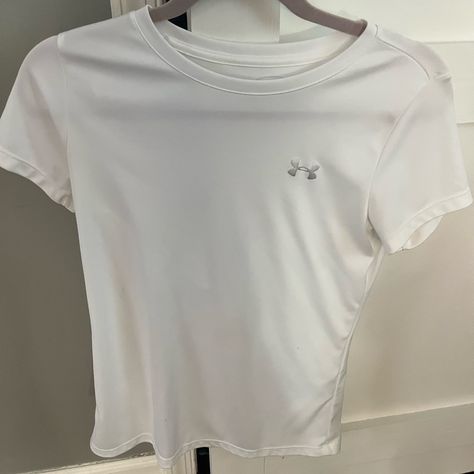 White Under Armor Shirt Never Worn. Fitness Fashion Active Wear, Under Armor Shirt, Armor Shirt, Gymwear Outfits, Mode Zara, Outfit Formulas, Gym Shirts, Running Clothes, Cute Simple Outfits